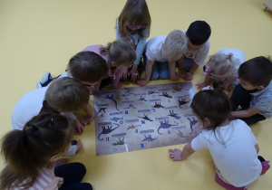 02 Dzieci przyglądają się plakatowi z dinozaurami